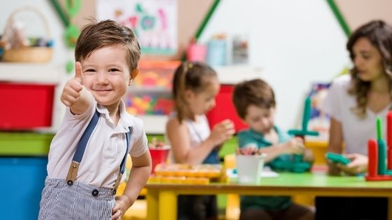 czy dyrektor w przedszkolu może kazac dziecku chodzić bez pieluchy