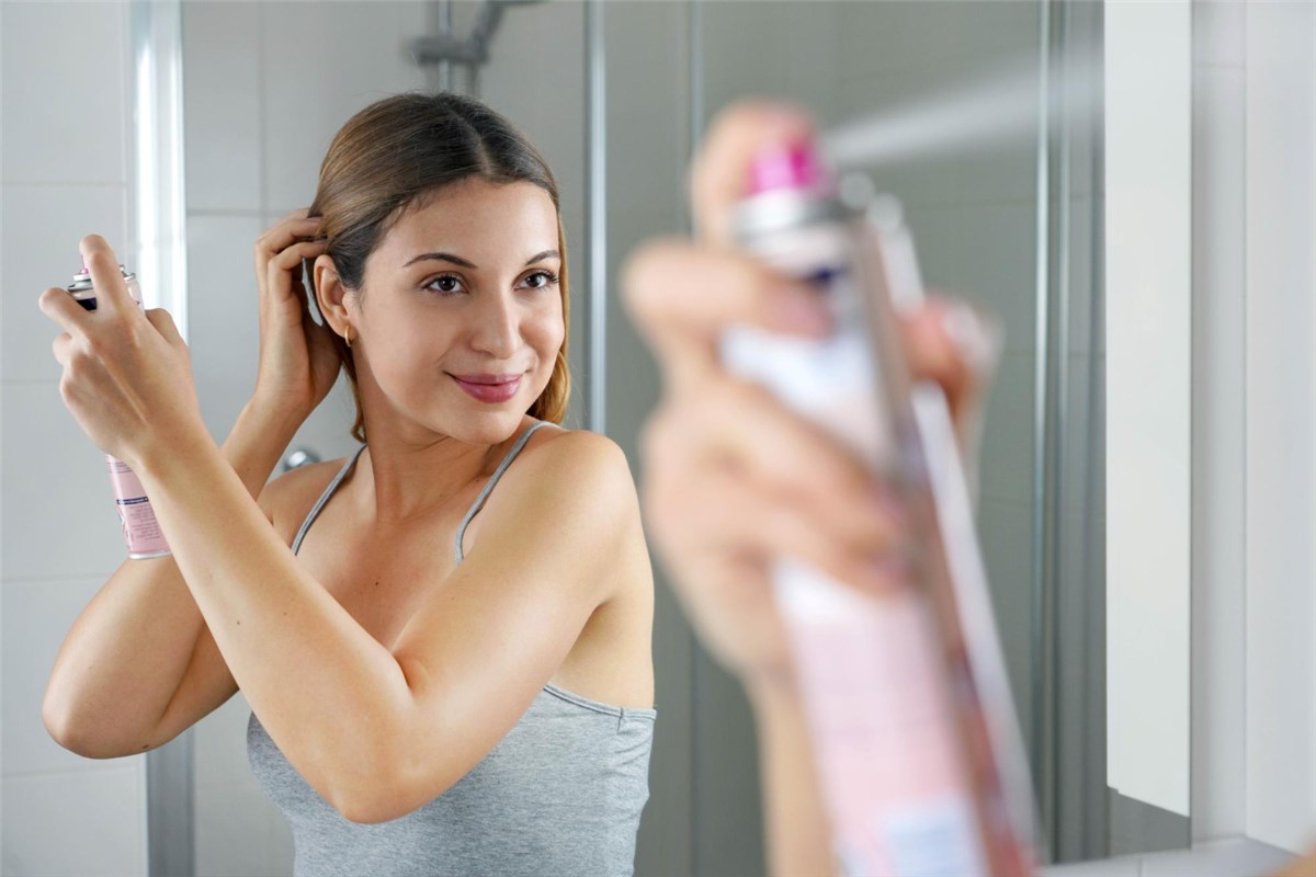 domowy i łatwy sposób na suchy szampon
