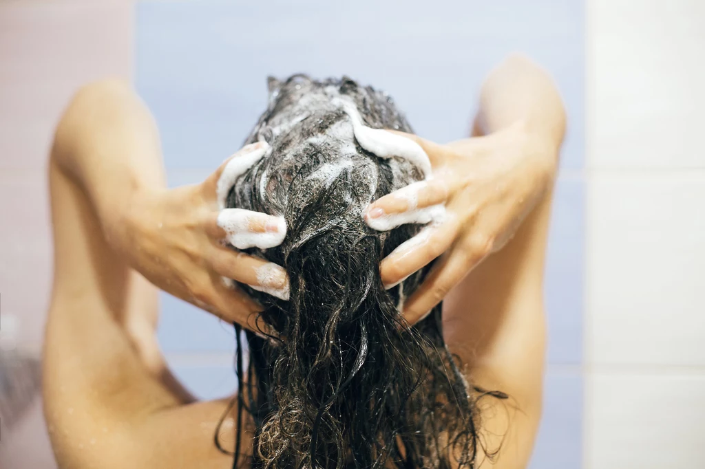 zmywanie farby z włosów szampon przeciwłupieżowy