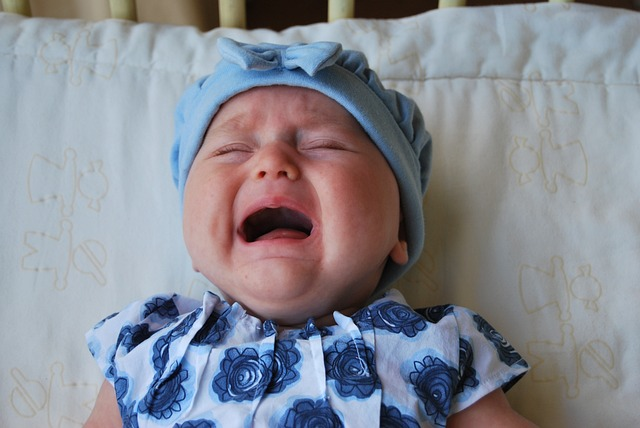 dziecko płacze w trakcie przebierania pieluchy