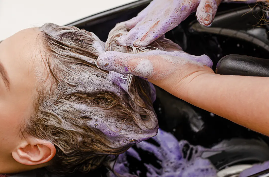 ile trzymać na włosach fioletowy szampon